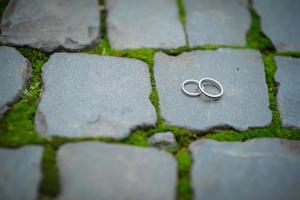 Due nozze anelli su il pavimento con contrasto foto