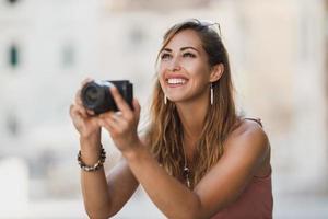 donna avendo divertimento e assunzione fotografie mentre godendo estate vacanza