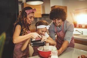 lavoro di squadra in cucina foto