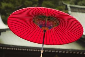 giappone, tokyo, santuario scintoista meiji-jingu, tradizionale ombrello rosso foto