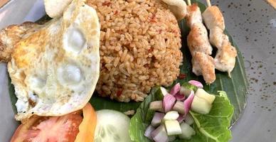 uno di il migliore cibo nel il mondo come dichiarato di il mondo famoso notizia canale indonesiano fritte riso nasi goreng foto