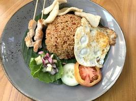 uno di il migliore cibo nel il mondo come dichiarato di il mondo famoso notizia canale indonesiano fritte riso nasi goreng foto