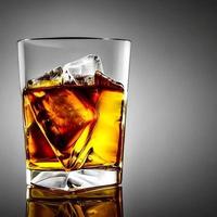 whisky su chiaro bicchiere e bottiglia anche a dadini ghiaccio alcool disegno. immagine e Immagine bevanda illustrazione per sfondo foto
