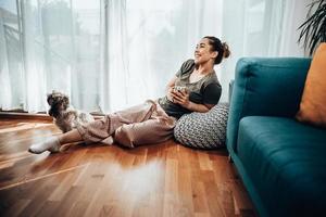 donna godendo caffè nel il mattina luce del sole a casa foto