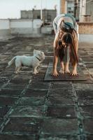 donna fare yoga all'aperto su un' tetto terrazza foto