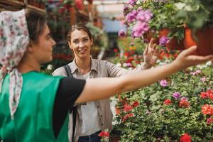 donna shopping nel un' giardino centro foto