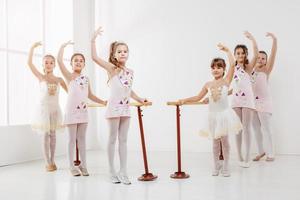 poco ragazze praticante balletto foto