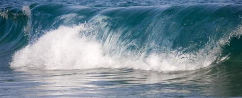 onde che si infrangono sulla grande spiaggia di maui hawaii