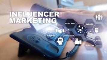 influencer marketing concetto nel attività commerciale. tecnologia, Internet e Rete. astratto sfondo misto media. foto