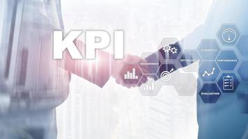 kpi - indicatore chiave delle prestazioni. concetto di business e tecnologia. esposizione multipla, tecnica mista. concetto finanziario su sfondo sfocato. foto