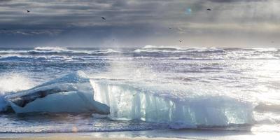 spiaggia di ghiaccio di jokulsarlon in islanda foto