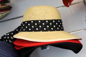 un' Da donna cappello è venduto nel un' negozio nel Israele. foto