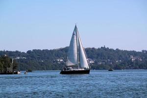 windermere nel il UK nel 2022. un' Visualizza di Barche su lago windermere foto