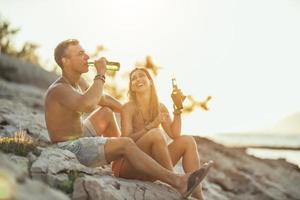 coppia godendo un' estate vacanza a il spiaggia foto