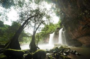 haew suwat cascata nel parco nazionale khao yai, thailandia.