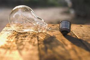 rotto leggero lampadina su il tavolo, il concetto di fallimento. foto