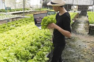 femmina ricercatori esaminare verdure per capsula Riempimento. cibo sperimentare idee per un' meglio stile di vita. foto