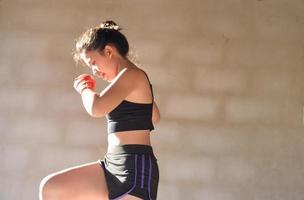 bellissimo donna con il rosso boxe guanti. attraente femmina pugile addestramento. foto