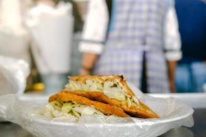 messicano cibo gordita fritte nel olio, di carne briciole e formaggio foto