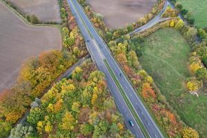 Britannico autostrade, strade e autostrade passaggio attraverso campagna di Inghilterra. aereo Visualizza con di droni telecamera foto