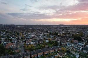 bellissimo aereo Visualizza di Britannico città e strade a notte. di droni alto angolo metraggio di illuminato Britannico cittadina foto