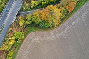 Britannico autostrade, strade e autostrade passaggio attraverso campagna, aereo Visualizza con di droni telecamera. foto