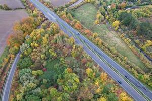 Britannico autostrade, strade e autostrade passaggio attraverso campagna, aereo Visualizza con di droni telecamera. foto