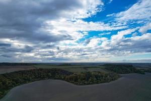 in movimento drammatico nuvole al di sopra di Britannico città di Inghilterra grande Gran Bretagna di UK. alto angolo metraggio foto