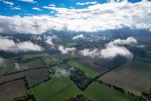 in movimento drammatico nuvole al di sopra di Britannico città di Inghilterra grande Gran Bretagna di UK. alto angolo metraggio foto