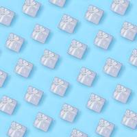 un' lotto di blu regalo scatole bugie su struttura sfondo di moda pastello blu colore carta nel minimo concetto foto