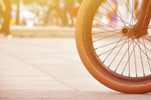 un' bmx bicicletta ruota contro il fondale di un' sfocato strada con Ciclismo cavalieri. estremo gli sport concetto foto