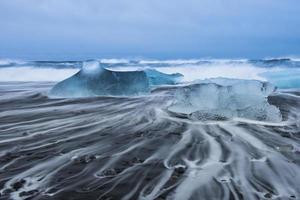 spiaggia di ghiaccio di jokulsarlon in islanda foto