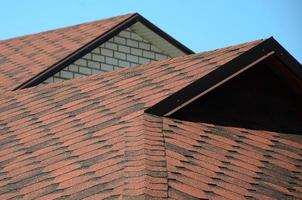 il tetto è coperto con bituminoso herpes zoster di Marrone colore. qualità coperture foto