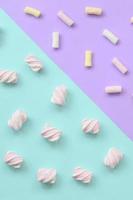 colorato marshmallow di cui su su viola e blu carta sfondo. pastello creativo strutturato modello. minimo foto