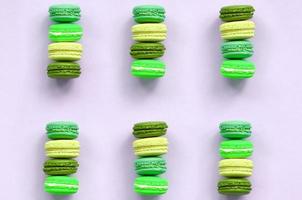 dolce torta macaron o amaretto su di moda pastello lilla sfondo superiore Visualizza foto