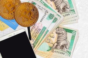 10 sri lanka rupie fatture e d'oro bitcoin con smartphone e credito carte. criptovaluta investimento concetto. crypto estrazione o commercio foto