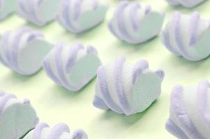 colorato marshmallow di cui su su lime carta sfondo. pastello creativo strutturato modello foto