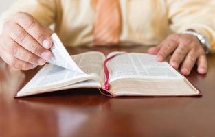 studio della Bibbia da parte di un uomo di dio o pastore