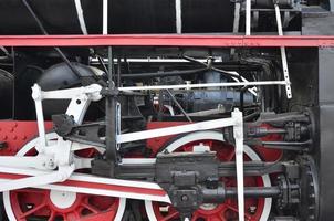 ruote di il vecchio nero vapore locomotiva di sovietico volte. il lato di il locomotiva con elementi di il rotante tecnologia di vecchio treni foto