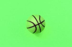 piccolo verde palla per pallacanestro sport gioco bugie su struttura sfondo foto