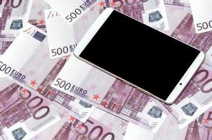 viola 500 Euro i soldi fatture e un' smartphone con nero schermo. copia spazio. il concetto di in linea bancario, i soldi gestione e shopping con moderno tecnologia foto