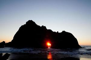 finestra rock tramonto sulla spiaggia di pfeiffer