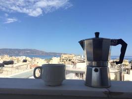 mattina caffè con il blu cielo nel Heraklion, Creta, nel il sfondo foto
