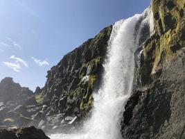 un' grande cascata al di sopra di un' roccioso scogliera - oxarafoss nel thingvellir nazionale parco. foto