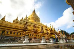 Shwezigon pagoda, o Shwezigon Paya, un' buddista tempio collocato nel nyaung-u, un' cittadina vicino bagan, mandalay regione, Myanmar foto