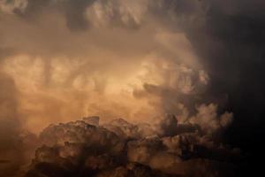 un arancia nube formato un' pioggia nube uno sera foto