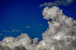 il Immagine di bellissimo nero nuvole continuamente in movimento. , sfondo blu cielo foto