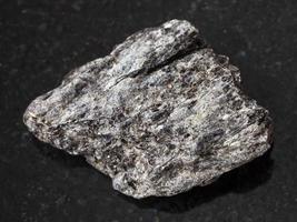 crudo quarzo-biotite scisto pietra su buio foto