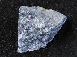 crudo antimonite pietra su buio sfondo foto