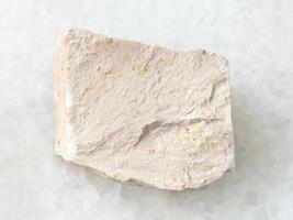 crudo chimico calcare pietra su bianca foto